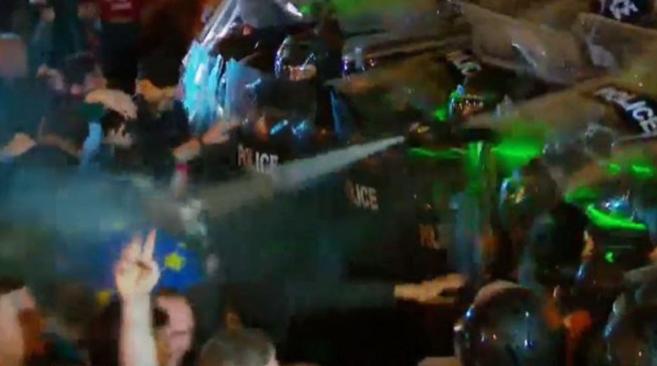 Tbilisidə xüsusi təyinatlılar etirazçılara müdaxilə etməyə başlayıb  - VİDEO