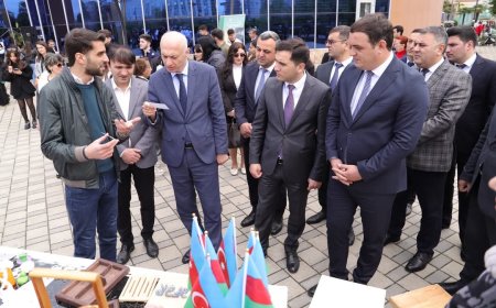 Təhsil müəssisələrinin peşə təmayüllü sinif şagirdlərin əl işlərindən ibarət sərgi keçirilib