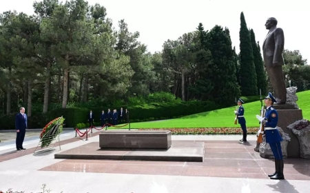 Belarusun Baş naziri Fəxri xiyabanı ziyarət edib