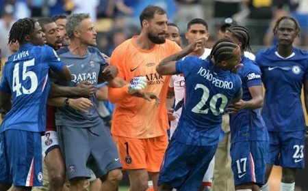 Finalda uduzan PSJ-nin baş məşqçisi "Çelsi"nin futbolçusunu vurdu - FOTO