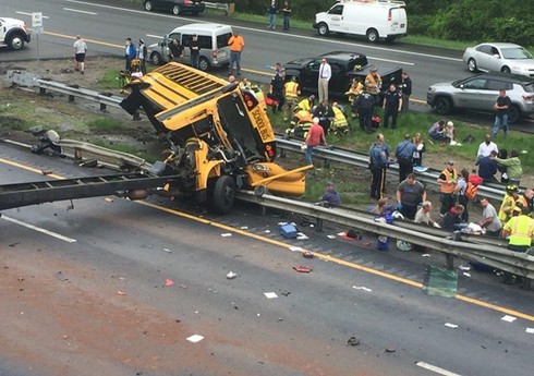 ABŞ-də betonqarışdıran məktəbli avtobusuna çırpılıb, ölənlər və yaralananlar var