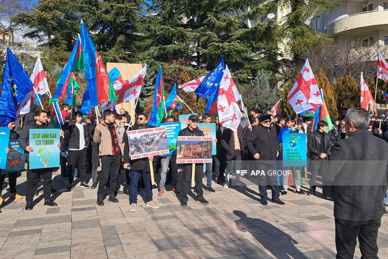 Azərbaycanlılar Avropa İttifaqının Tbilisi ofisinin qarşısında aksiya keçirirlər - FOTO - VİDEO