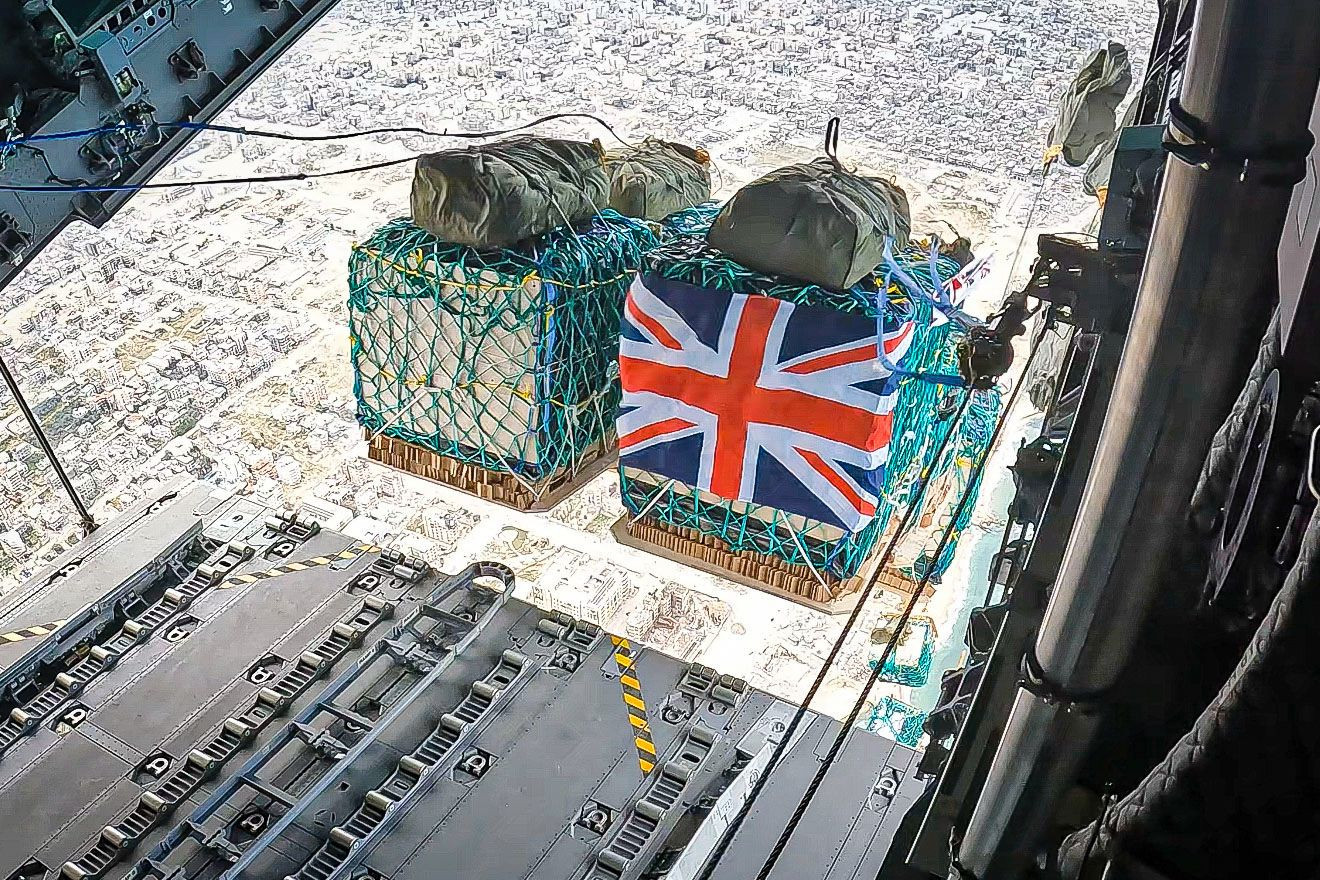 Britaniya qüvvələri Qəzzaya havadan 10 ton humanitar yardım atıb - FOTO