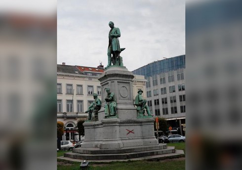 Brüsselin mərkəzində etiraz edən fermerlər XIX əsrə aid heykəli söküblər