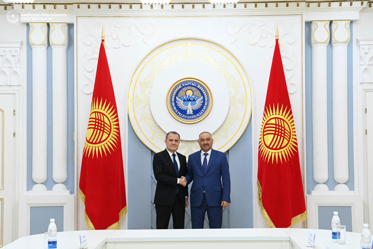 Ceyhun Bayramov Qırğız Respublikası Parlamentinin sədri ilə görüşüb