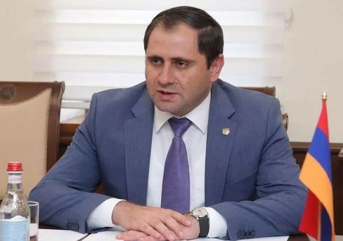 Ermənistanda nazirin çıxışından əvvəl deputatların telefonları əllərindən alınıb