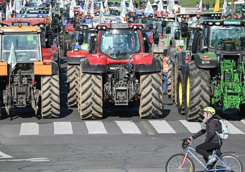 Fransada fermerlər traktorlarla etiraz aksiyası keçirib