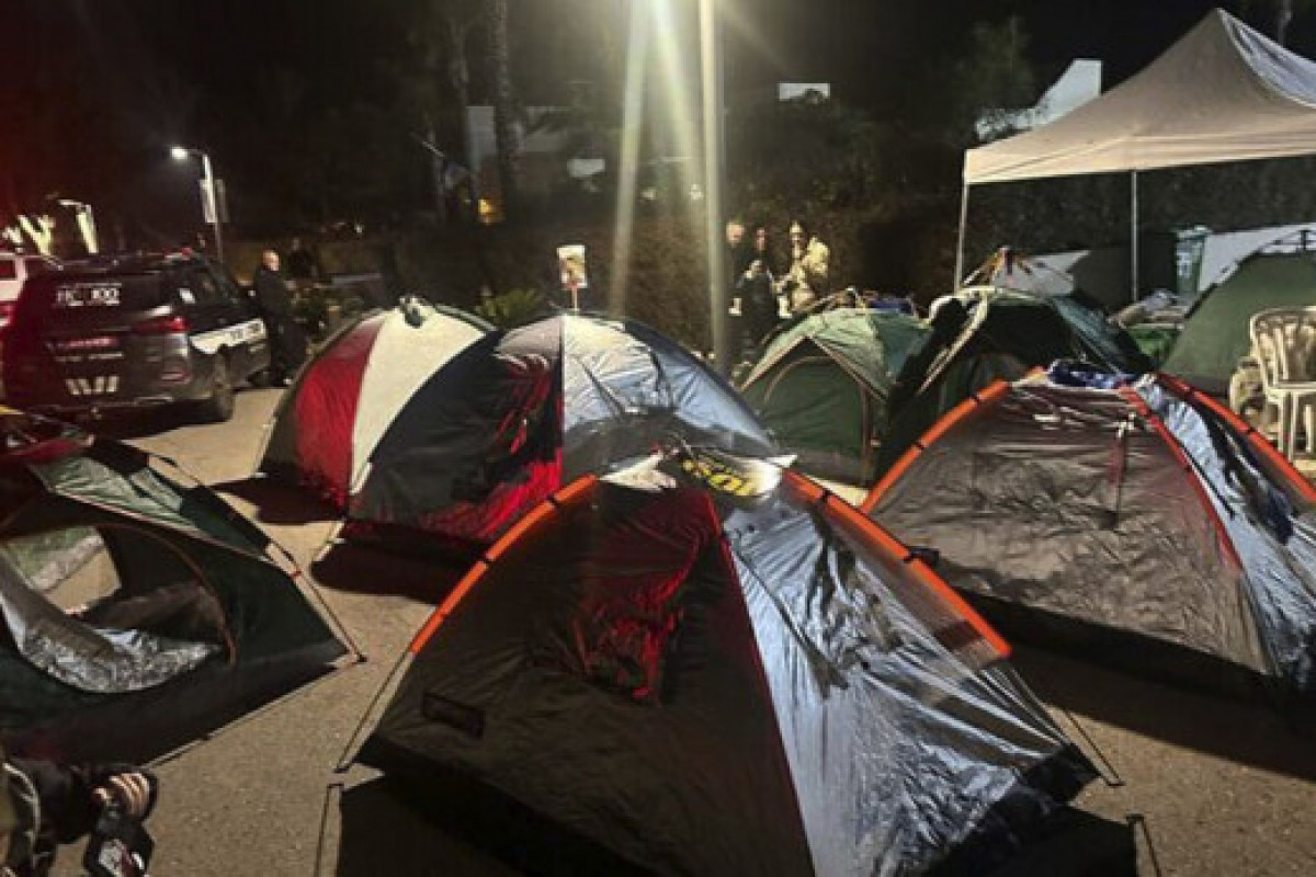 Girovların qohumları Netanyahunun evinin qarşısında çadırlar qurub
