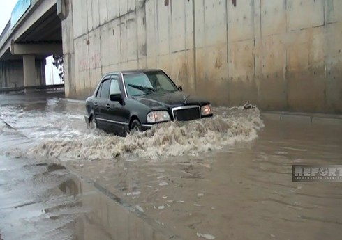 Goranboy-Naftalan-Tərtər yolunda sel suları nəqliyyatın hərəkətində çətinlik yaradıb