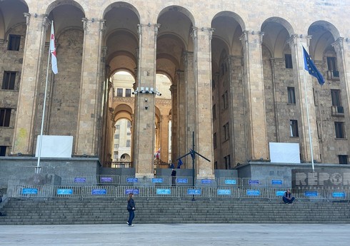 Gürcüstan müxalifətinin parlamentin qarşısında quraşdırdığı səhnələr sökülür