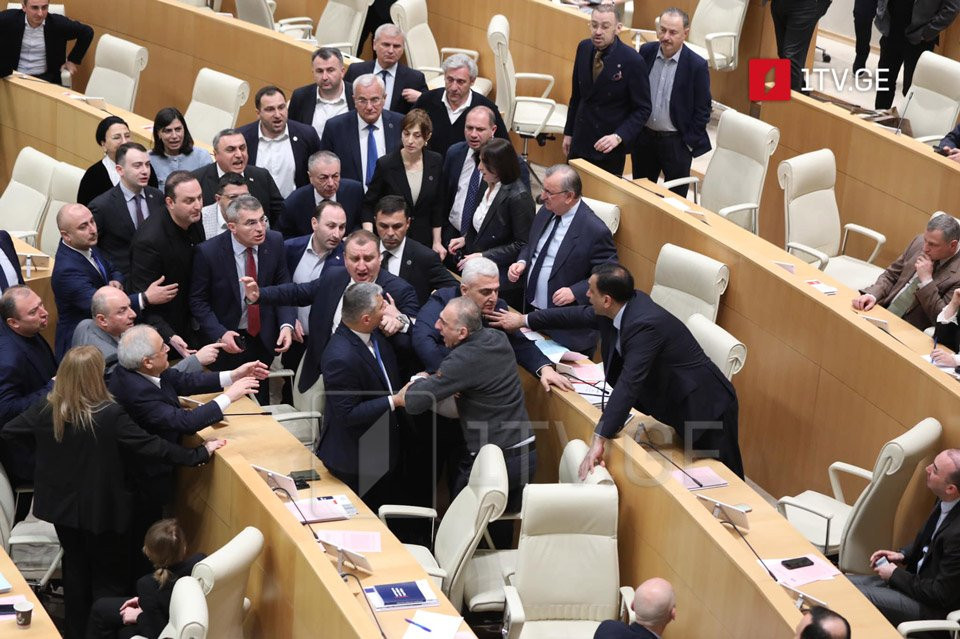 Gürcüstan parlamentində deputatlar arasında qarşıdurma olub - VİDEO