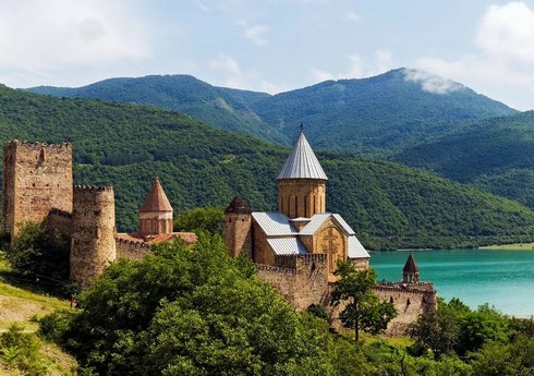 Gürcüstanın turizm gəlirləri ötən il 4 milyard ABŞ dollarını ötüb