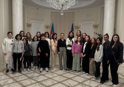 Leyla Abdullayeva Parisdə Dünya məktəbinin bir qrup şagirdləri ilə görüşüb