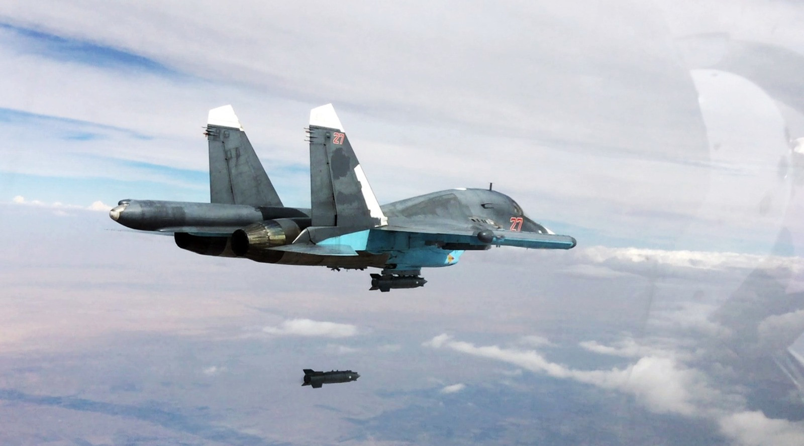 Rusiya aviasiyası Suriyada silahlıların iki bazasını vurub