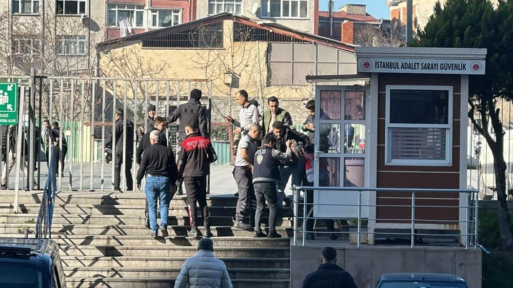 İstanbulda məhkəmə binasına silahlı hücum edən 2 nəfər öldürülüb, atışmada 3 polis yaralanıb - VİDEO