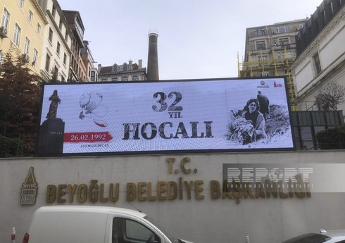 İstanbulun küçələrində quraşdırılan monitorlarda Xocalı soyqırımı ilə bağlı görüntülər nümayiş olunur