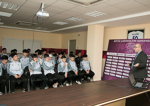 “Sumqayıt” və “Kəpəz”in futbolçuları üçün danışılmış oyunlarla bağlı seminar keçirilib
