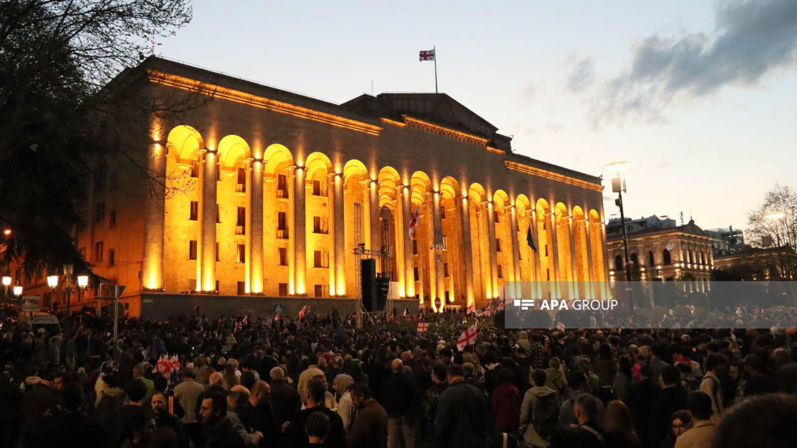 Tbilisidə parlament binasının qarşısında etiraz aksiyası keçirilir - FOTO