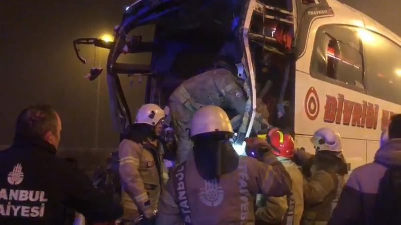 Türkiyədə avtobus yük maşını ilə toqquşub, 19 nəfər xəsarət alıb
