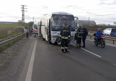 Türkiyədə hərbçiləri daşıyan avtobus qəzaya uğrayıb, 16 nəfər yaralanıb