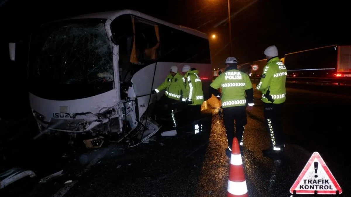 Türkiyədə polis maşını ilə avtobus toqquşub, 11 nəfər xəsarət alıb