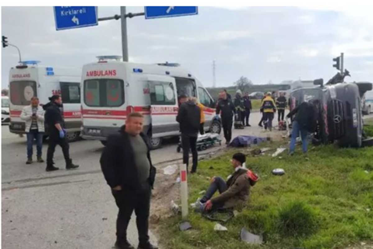 Türkiyədə yük maşını mikroavtobusla toqquşub, 5 nəfər ölüb