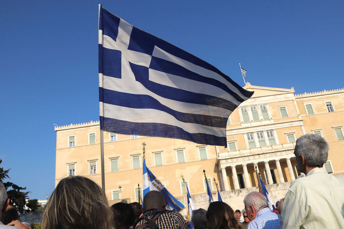 Yunanıstan parlamenti eynicinslilərin evliliyi qanununu təsdiqləyib
