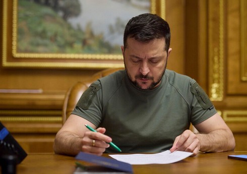 Zelenski Ukraynada səfərbərlik haqqında qanun imzalayıb